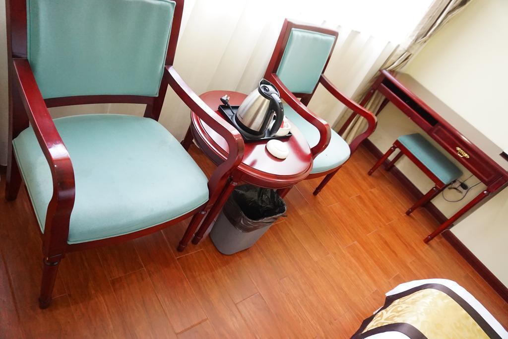 Guangdong Oversea Chinese Hotel Guangzhou Room photo